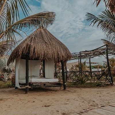 Cama Hamaca en la playa de la cabaña La Guadalupana en Ecohotel Del Toro Arboletes