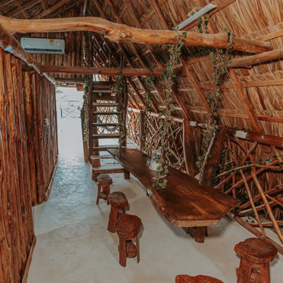 Comedor de la cabaña Cos de Ecohotel Del Toro en Arboletes