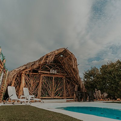 Frente de la cabaña Cos de Ecohotel Del Toro en Arboletes